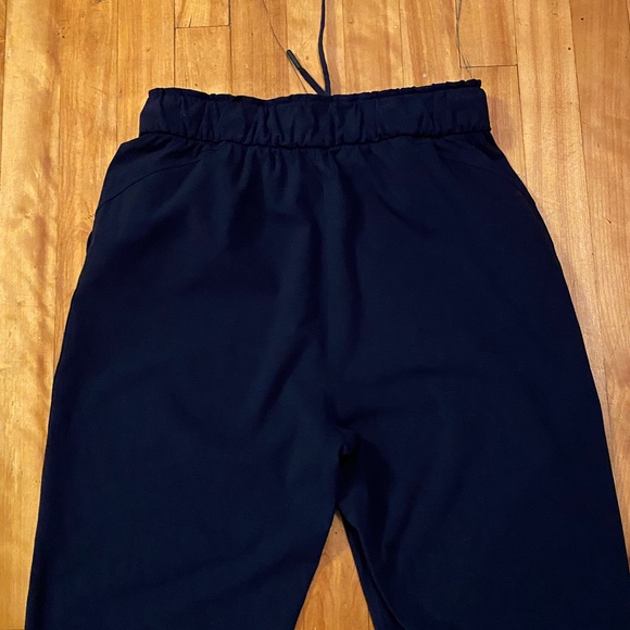 Lululemon On The Fly pants with tote shopping bag - Picture 9 of 11